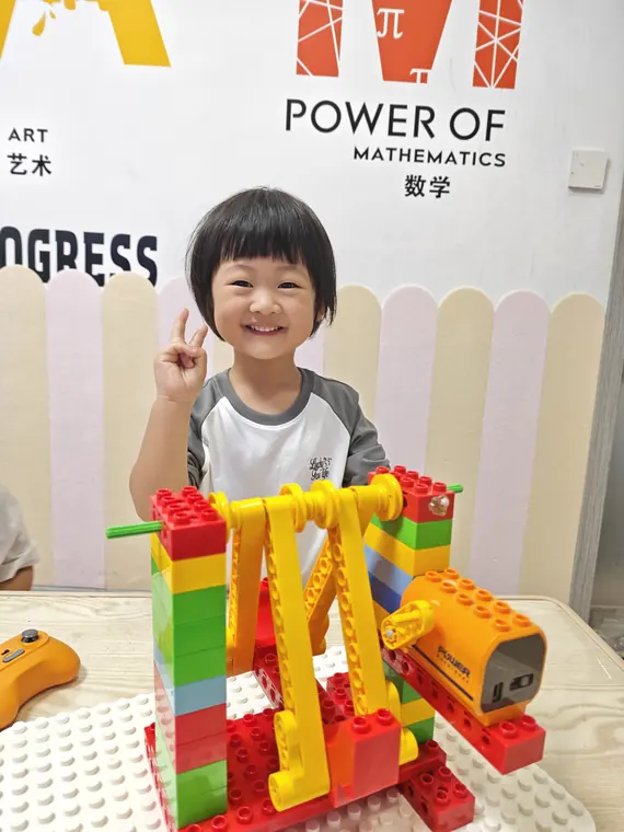 学员展示彩色积木搭建的传动装置