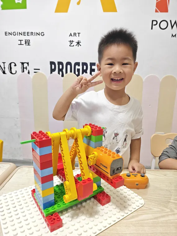 学员在课堂上展示自己搭建的积木机器人