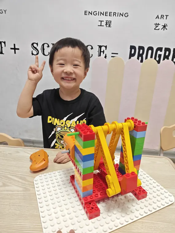 学员与课堂搭建作品合影