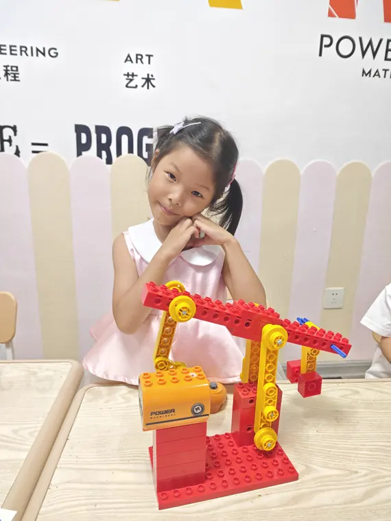 学员与红黄色积木机械结构作品合影