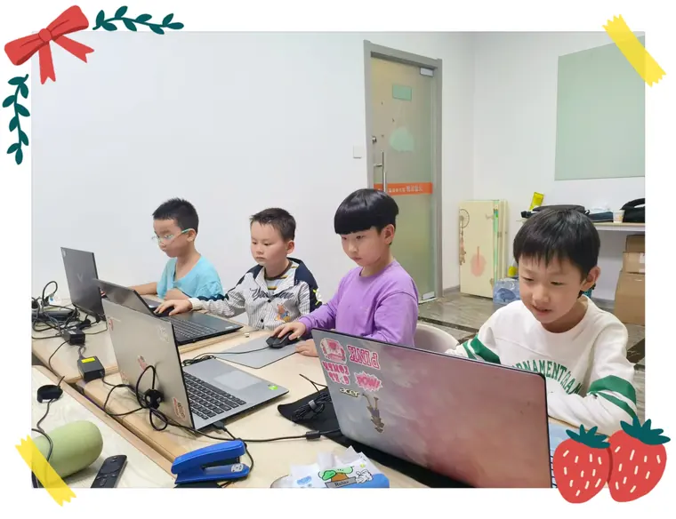 四名学员在教室使用笔记本电脑