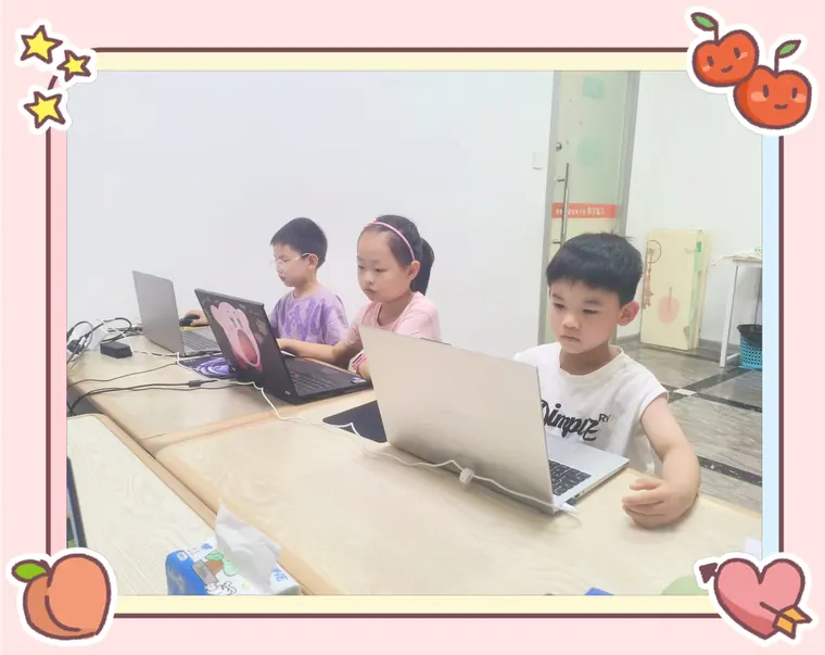 三名学员在编程课堂使用笔记本电脑