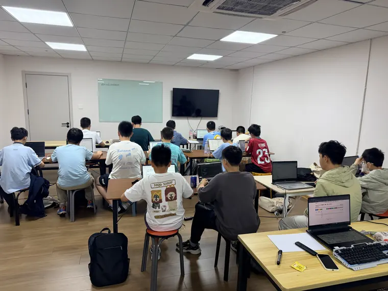 学员在教室里使用电脑进行编程练习