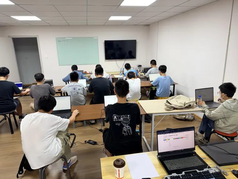 学员在电脑教室专注完成练习