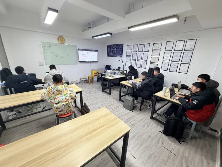 学员在教室使用笔记本电脑开展项目练习