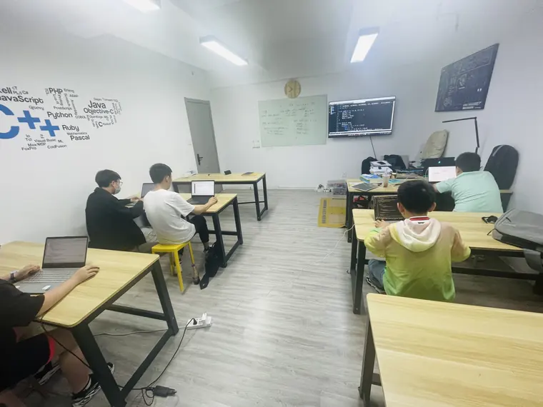 学员在教室电脑前练习编程