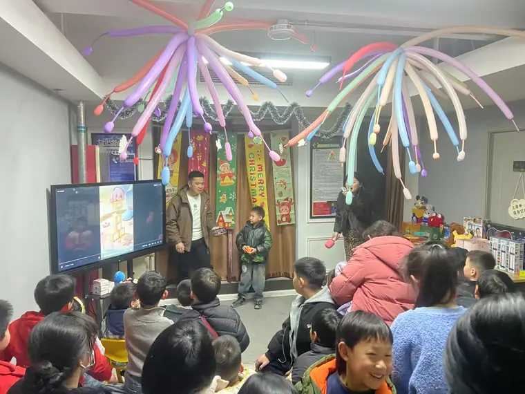 学生与家长在教室观看活动展示