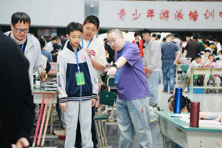 老师和学员在活动现场讨论任务