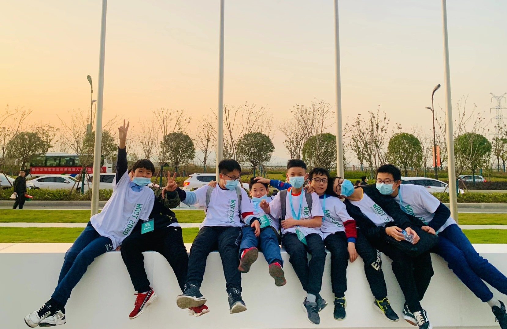 学生在机器人比赛活动现场合影