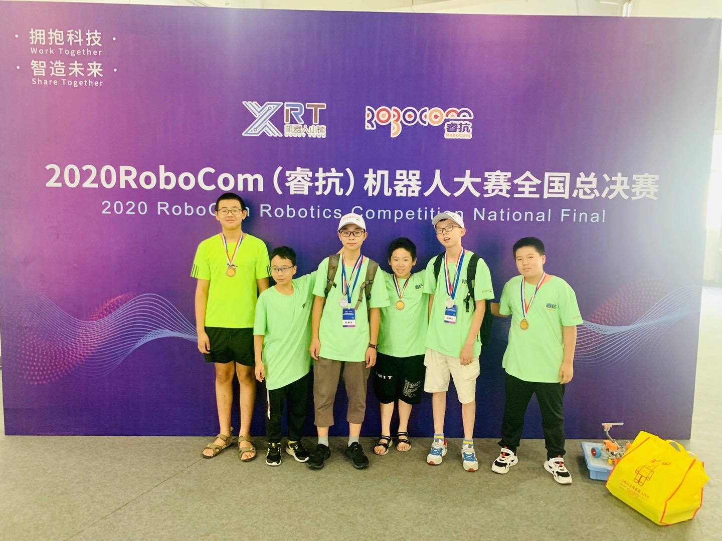 学生参加机器人比赛全国总决赛的现场合影